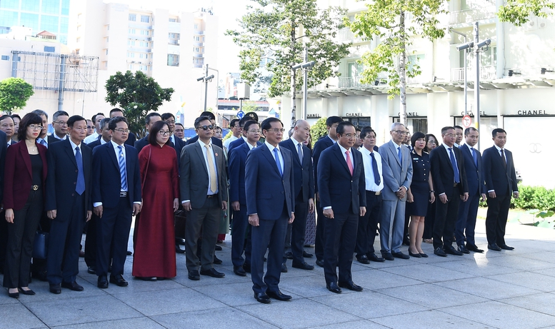 Đoàn đại biểu thành kính dâng hoa và dành phút mặc niệm, bày tỏ lòng biết ơn sâu sắc, tưởng nhớ công lao to lớn của Chủ tịch Hồ Chí Minh - Ảnh: VGP/Hải Minh