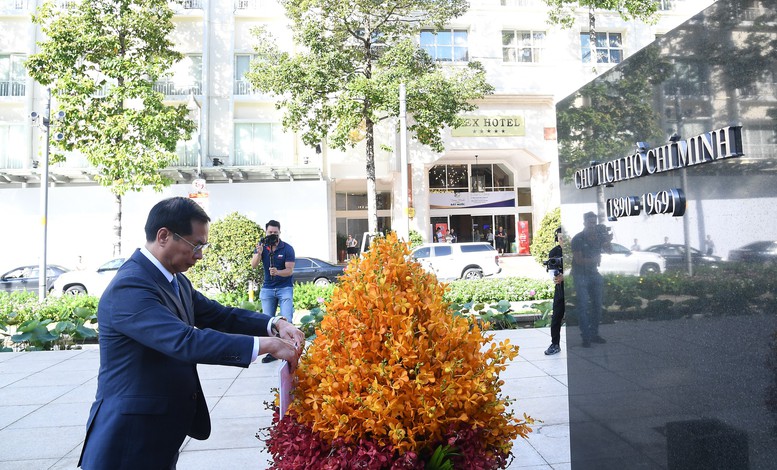 Phó Thủ tướng Bùi Thanh Sơn dâng hoa tại Tượng đài Chủ tịch Hồ Chí Minh trên đường Nguyễn Huệ - Ảnh: VGP/Hải Minh
