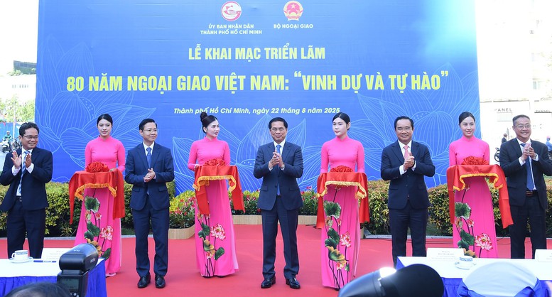 Phó Thủ tướng Bùi Thanh Sơn và các đại biểu cắt băng khai mạc Triển lãm ảnh "80 năm Ngoại giao Việt Nam: Vinh dự và tự hào" - Ảnh: VGP/Hải Minh