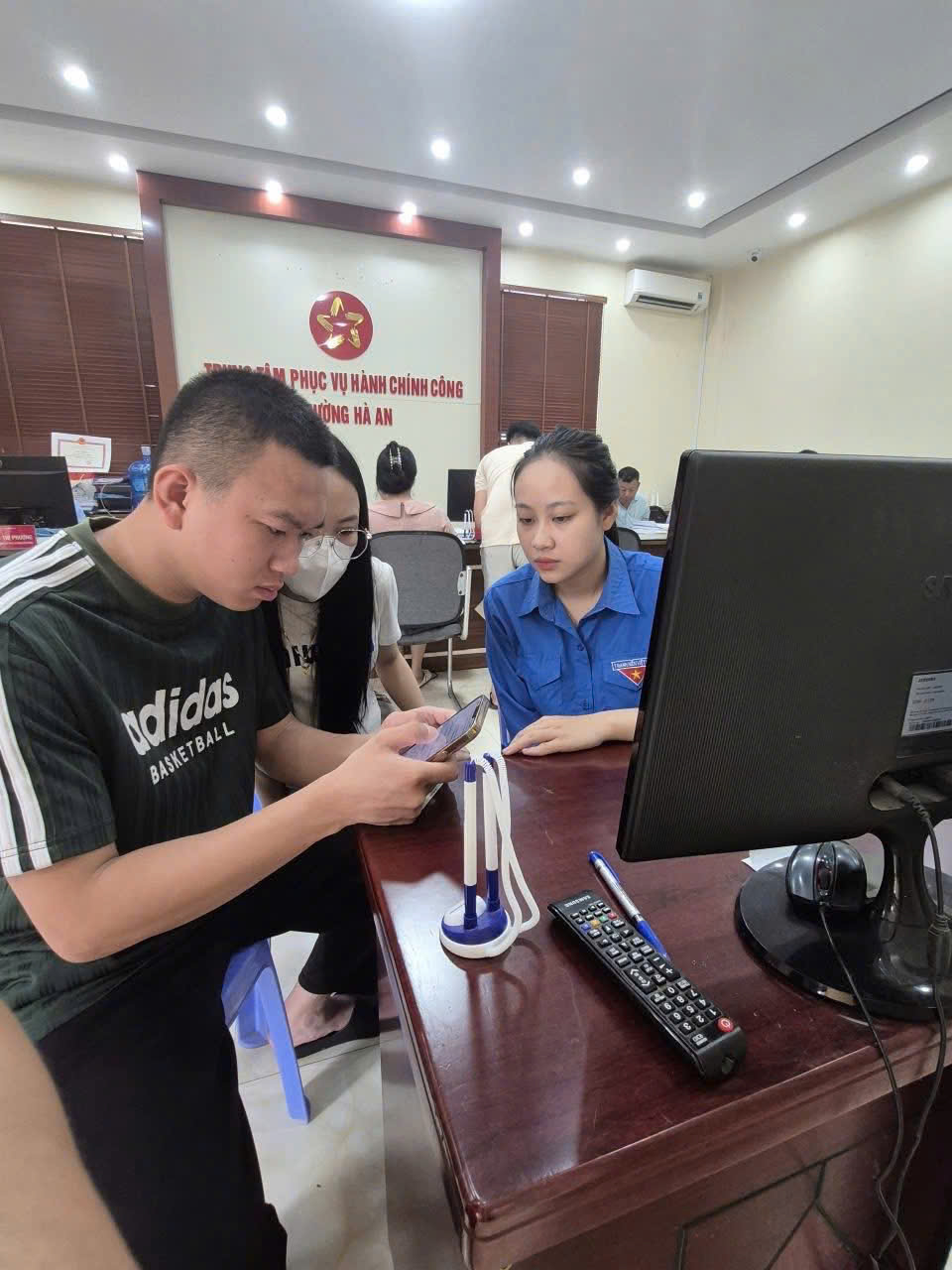 ĐVTN phường Hà An hỗ trợ người dân cài đặt VNeID.