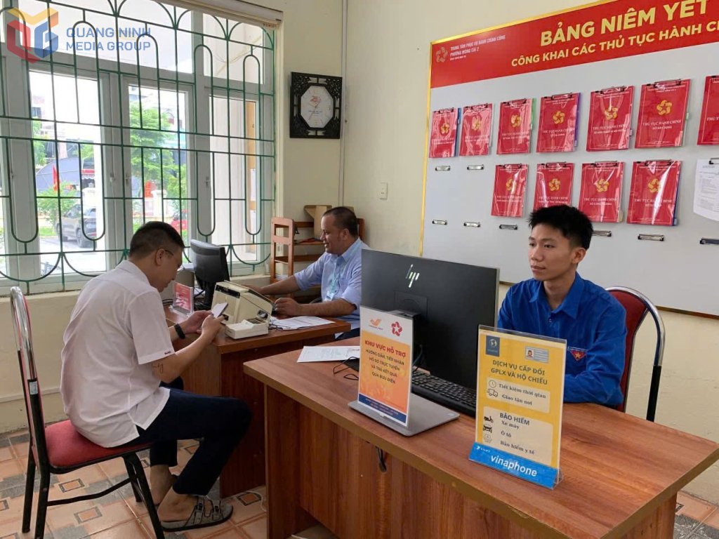 ĐVTN phường Móng Cái 2 trực tại Trung tâm Phục vụ hành chính công phường sẵn sàng hỗ trợ người dân.