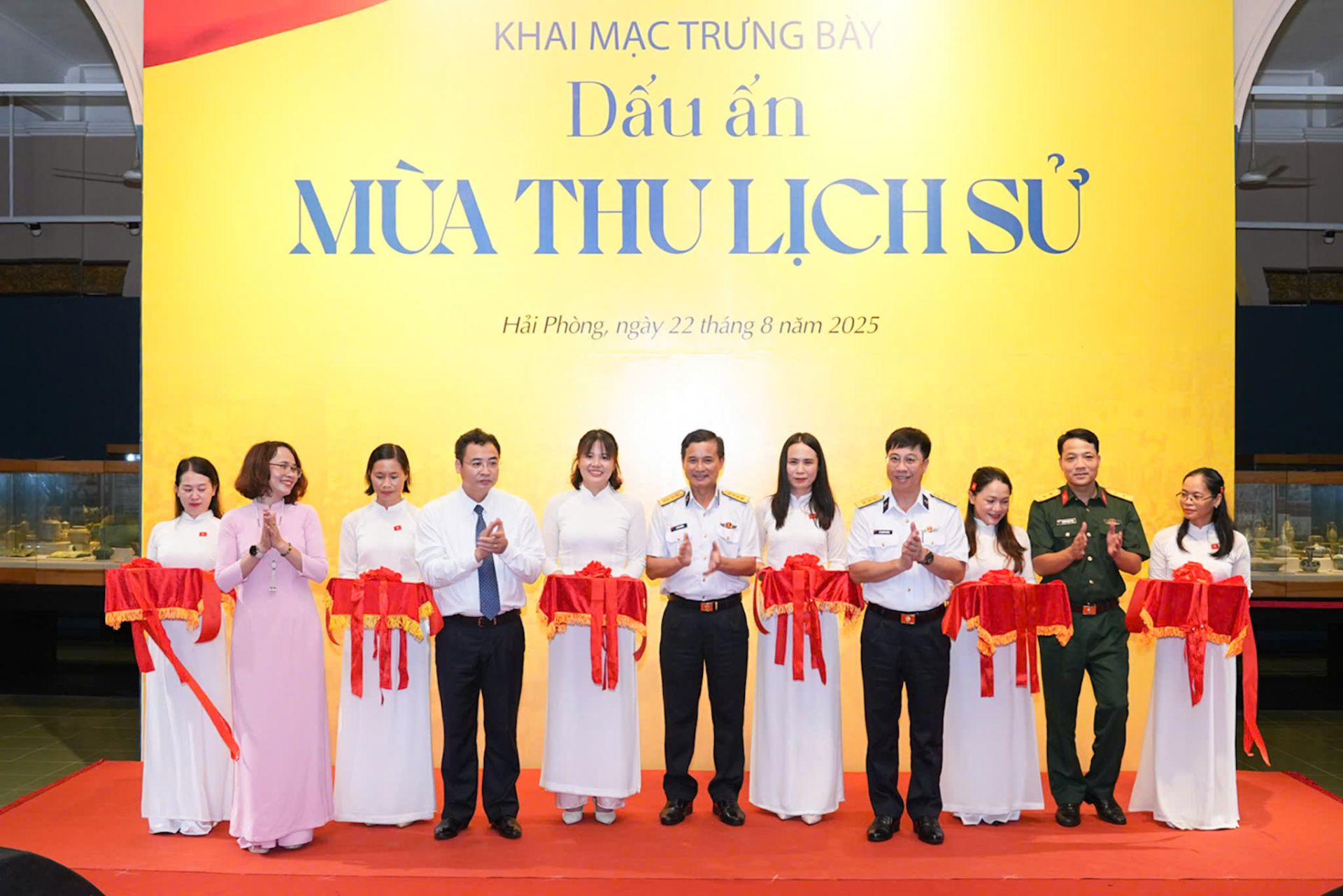 Đại biểu tham dự thực hiện nghi thức cắt băng khai mạc trưng bày. Đại biểu tham dự thực hiện nghi thức cắt băng khai mạc trưng bày.