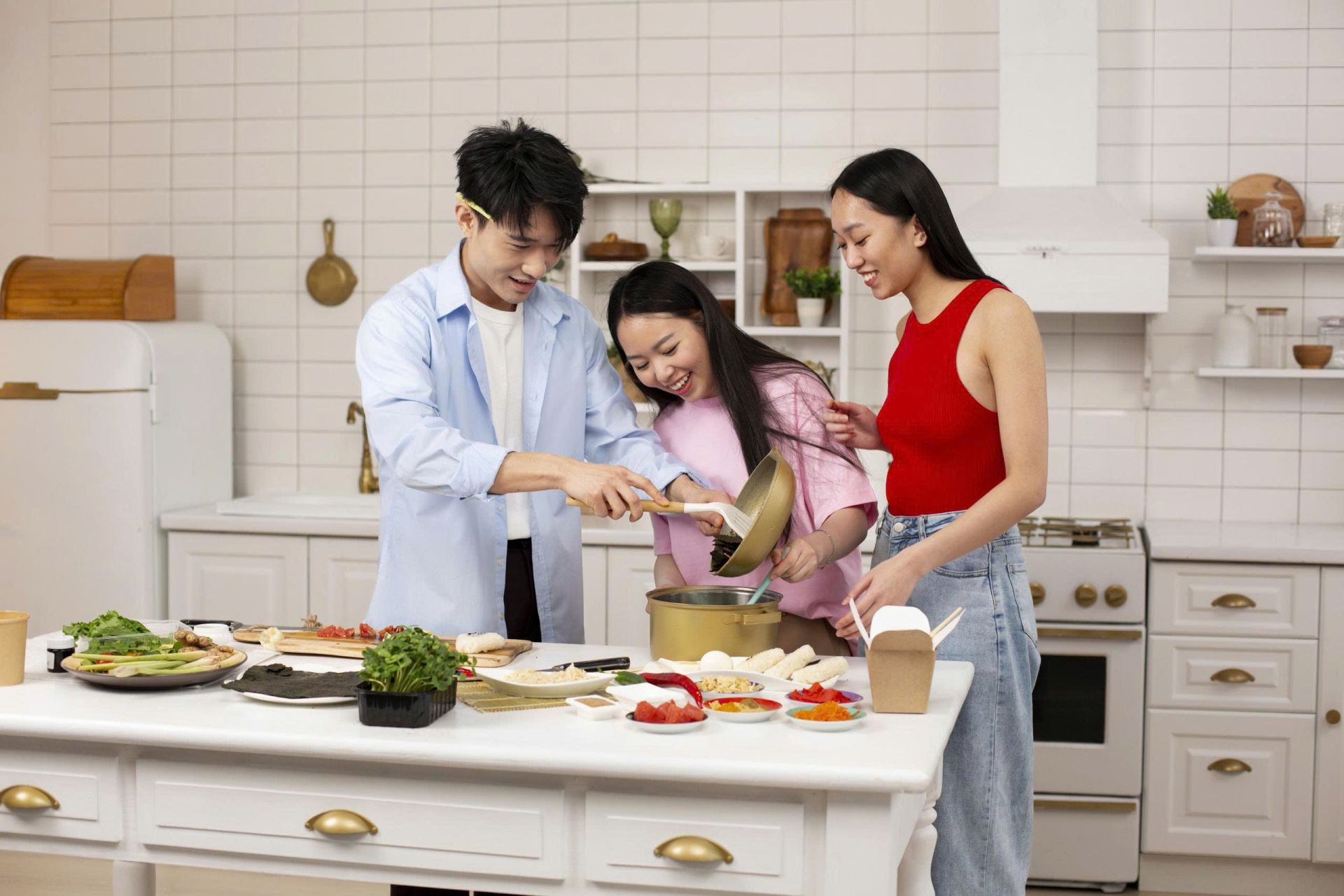 Những ngày cuối tuần, căn bếp trở thành nơi cả nhà quây quần, nơi mùi thơm của những bữa ăn ấm cúng “chữa lành” mọi căng thẳng, áp lực cuộc sống.