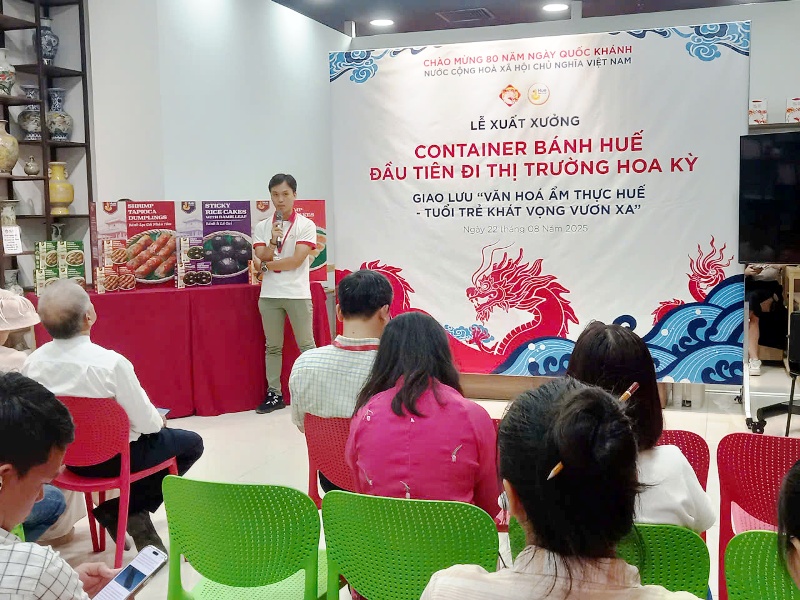 Ông Nguyễn Đức Máy đang chia sẻ công đoạn làm bánh Ông Nguyễn Đức Máy đang chia sẻ công đoạn làm bánh