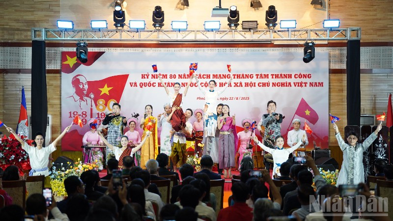 Các đại biểu thưởng thức chương trình văn nghệ tại buổi lễ. (Ảnh: ĐINH TRƯỜNG)