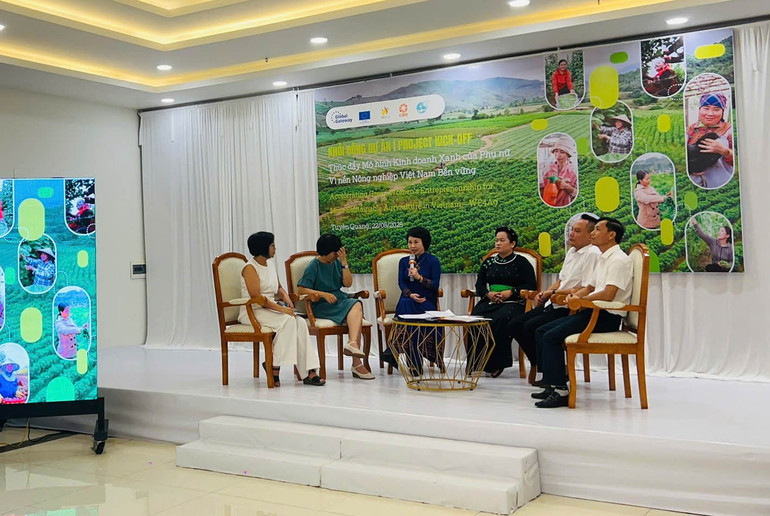 Các đại biểu trao đổi tại hội thảo và chứng kiến lễ ký kết Biên bản ghi nhớ hợp tác giữa Hội LHPN tỉnh Tuyên Quang và Tổ chức CARE Quốc tế tại Việt Nam.