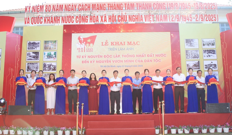 Các đại biểu cắt băng khai mạc triển lãm ảnh