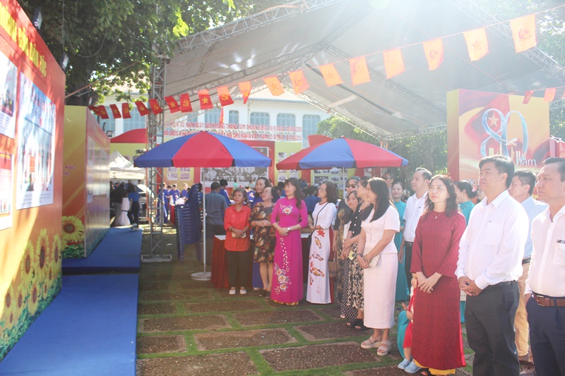 Các đại biểu tham quan triển lãm ảnh