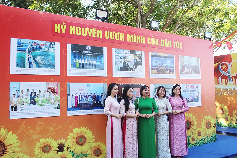 Khách tham quan tự hào chụp hình lưu giữ kỷ niệm