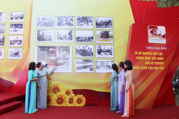 Khách tham quan triển lãm