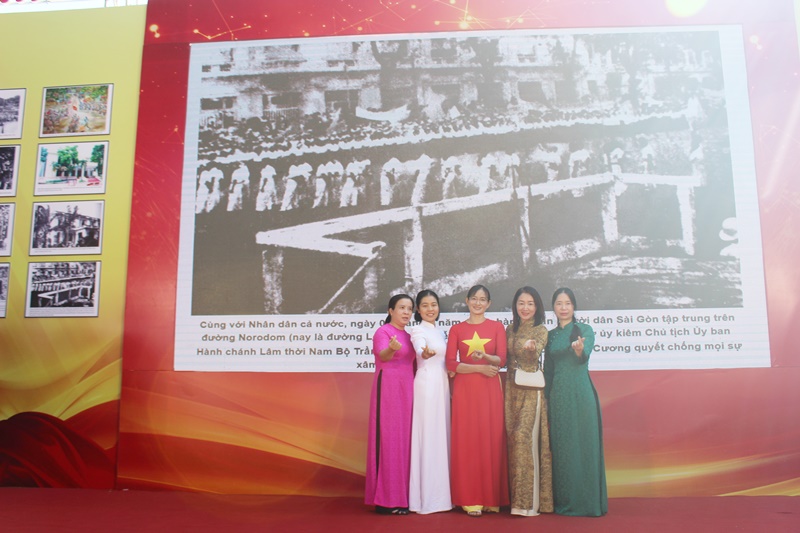 Những chị em tham quan triển lãm thể hiện tinh thần hướng về dân tộc qua hình ảnh và trang phục