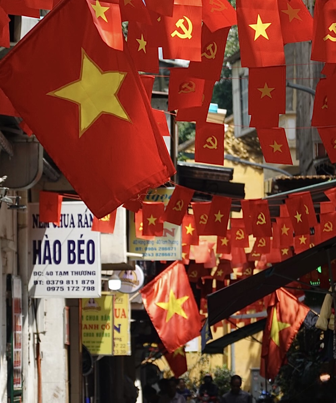 Cờ Tổ quốc tung bay ở khắp mọi nơi như lời khẳng định sống động về tình yêu nước và niềm tự hào của người dân Thủ đô. Cờ Tổ quốc tung bay ở khắp mọi nơi như lời khẳng định sống động về tình yêu nước và niềm tự hào của người dân Thủ đô.