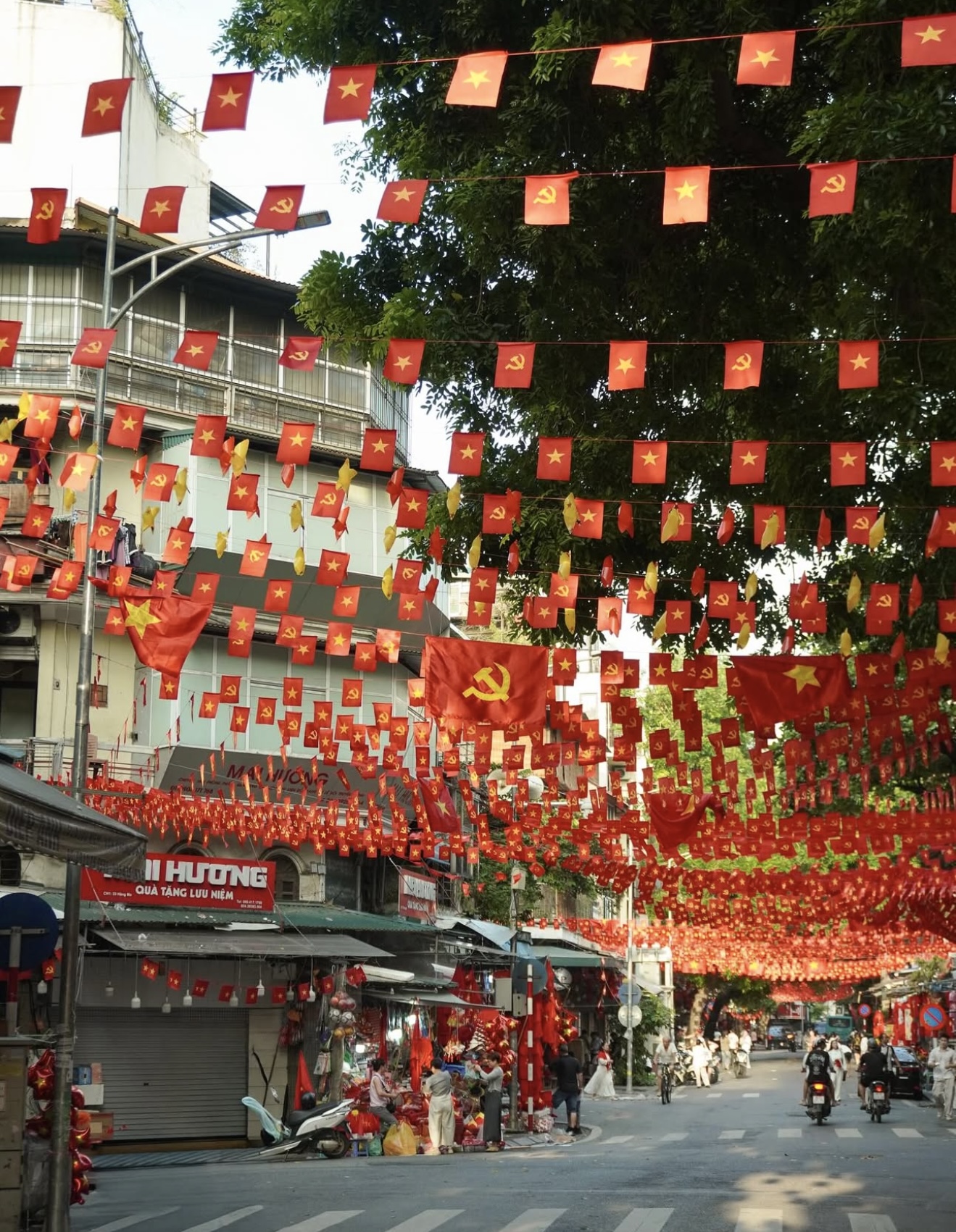 Khắp phố phường Hà Nội rợp sắc cờ đỏ sao vàng chào mừng Quốc khánh Khắp phố phường Hà Nội rợp sắc cờ đỏ sao vàng chào mừng Quốc khánh