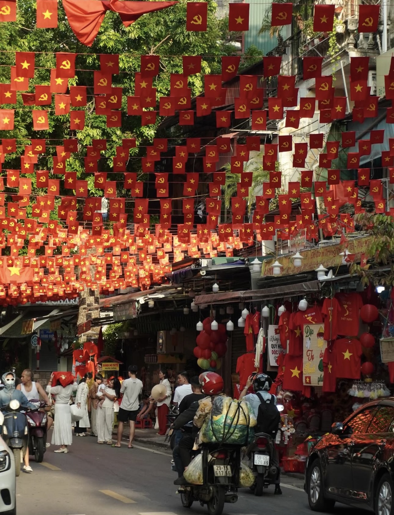 Mỗi lá cờ treo lên đều là lời nhắc về quá khứ hào hùng và tương lai tươi sáng.