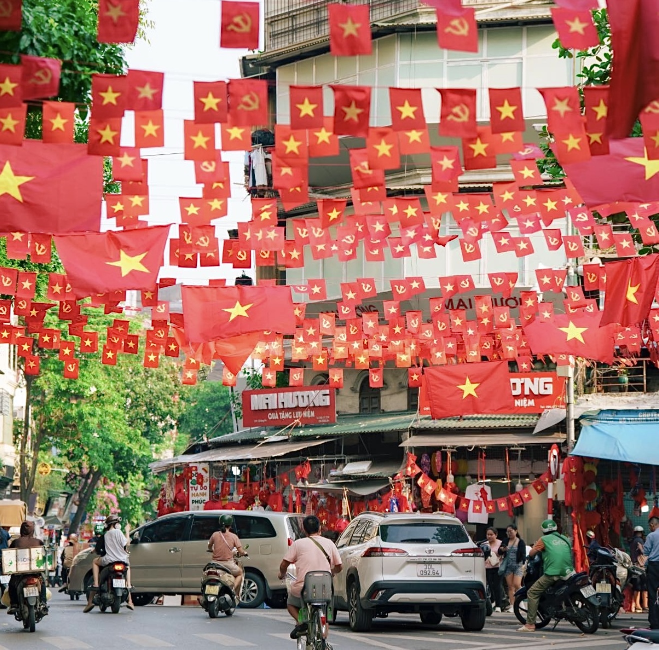 Không chỉ người dân Thủ đô, du khách từ khắp mọi miền cũng tìm về Hà Nội để được sống trong không khí đặc biệt này. Không chỉ người dân Thủ đô, du khách từ khắp mọi miền cũng tìm về Hà Nội để được sống trong không khí đặc biệt này.