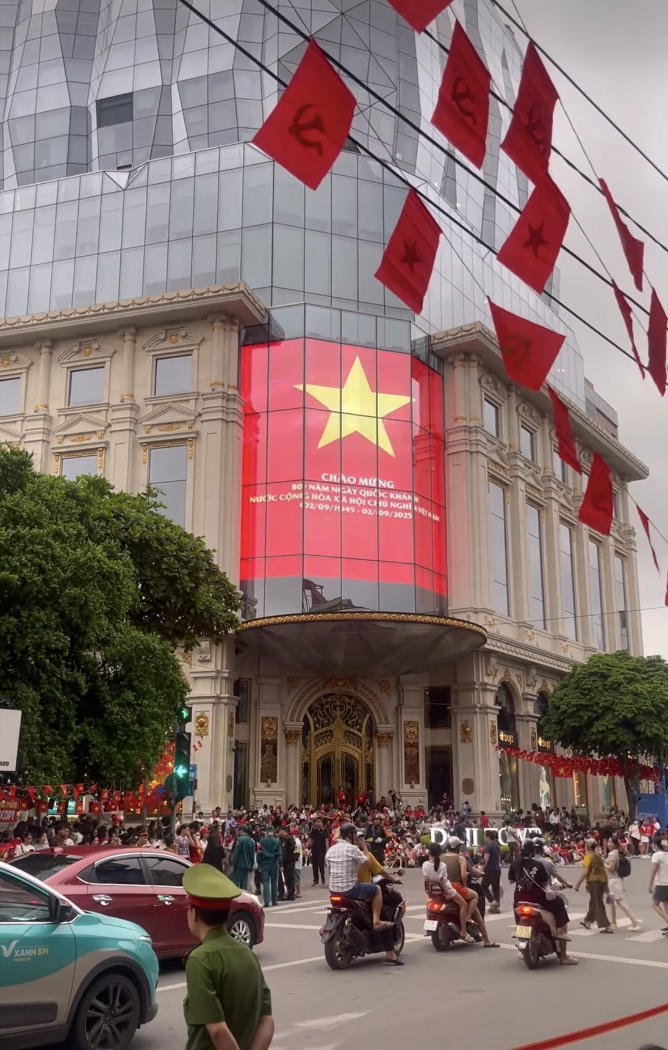 Những dải băng rôn, khẩu hiệu trải dài trên phố, kể câu chuyện 79 năm hào hùng của dân tộc.