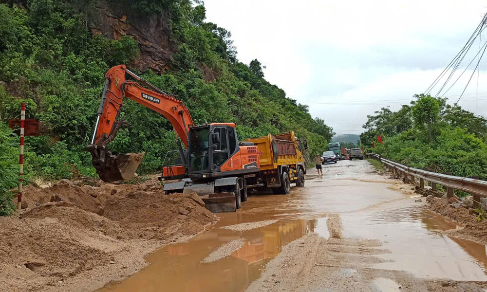 Lực lượng chức năng khắc phục sạt lở đất trên quốc lộ 31, đoạn qua xã Yên Định.