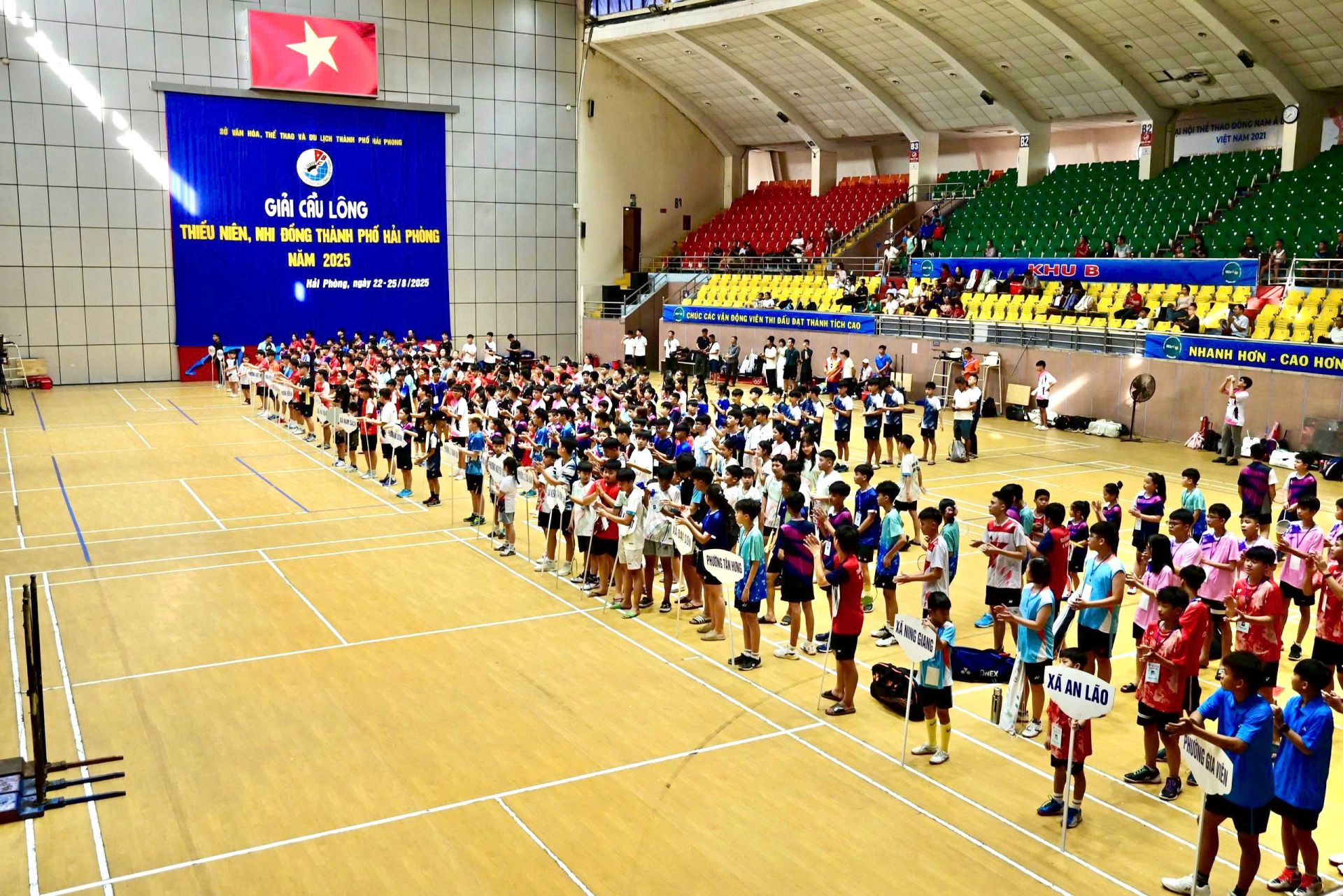 Các vận động viên dự lễ khai mạc giải. Các vận động viên dự lễ khai mạc giải.