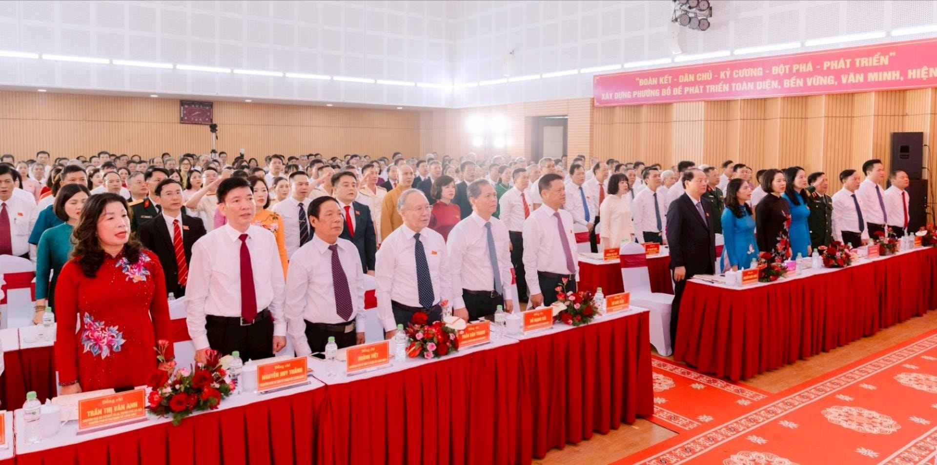 Các đại biểu thực hiện nghi lễ chào cờ tại Đại hội Đảng bộ phường Bồ Đề . Các đại biểu thực hiện nghi lễ chào cờ tại Đại hội Đảng bộ phường Bồ Đề .