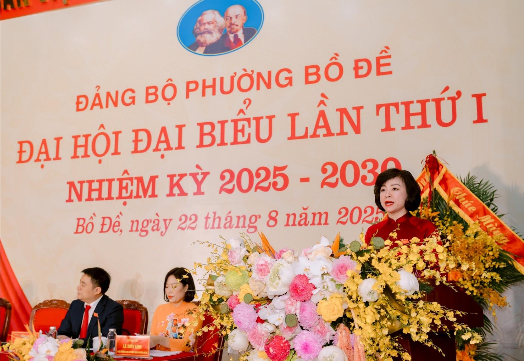 Đồng chí Vũ Thị Thành Bí thư Đảng ủy, Chủ tịch HĐND phường Bồ Đề trình bày Báo cáo chính trị Đại hộ Đồng chí Vũ Thị Thành Bí thư Đảng ủy, Chủ tịch HĐND phường Bồ Đề trình bày Báo cáo chính trị Đại hộ