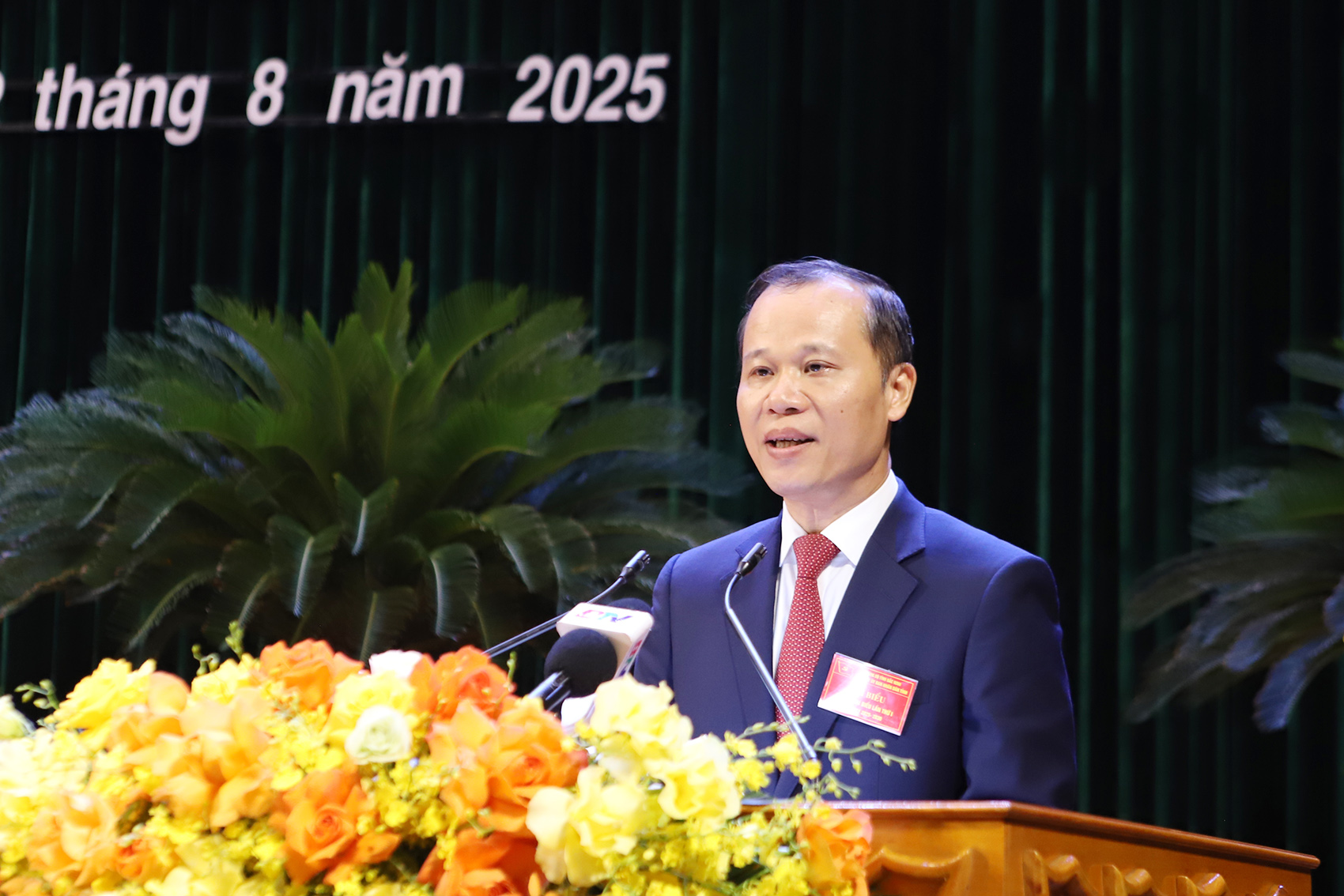 Đồng chí Mai Sơn, Phó Chủ tịch Thường trực UBND tỉnh trình bày Báo cáo kiểm điểm của Ban Chấp hành Đảng bộ UBND tỉnh, nhiệm kỳ 2020 - 2025 trình Đại hội