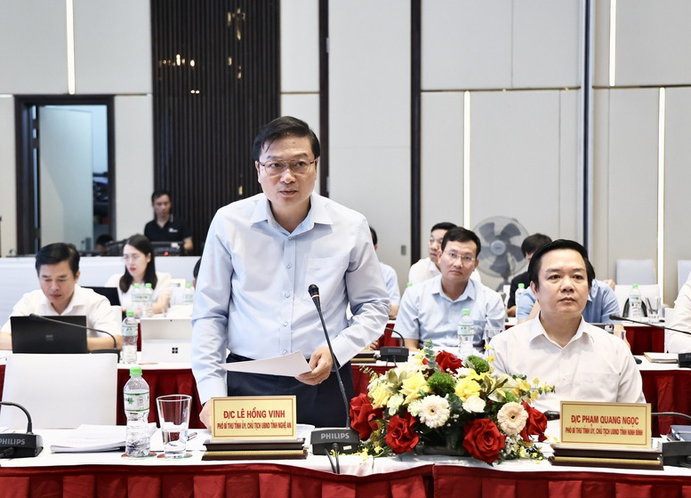 Chủ tịch UBND tỉnh Nghệ An Lê Hồng Vinh phát biểu tại buổi làm việc - Ảnh: VGP/Thu Sa