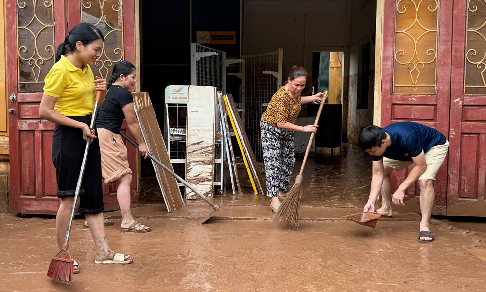 Người dân xã Tuấn Đạo vệ sinh môi trường nhà cửa sau mưa lũ. Người dân xã Tuấn Đạo vệ sinh môi trường nhà cửa sau mưa lũ.