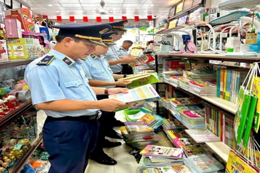 Lực lượng QLTT kiểm tra mặt hàng sách giáo khoa và thiết bị trường học trước thềm khai giảng năm học mới. Lực lượng QLTT kiểm tra mặt hàng sách giáo khoa và thiết bị trường học trước thềm khai giảng năm học mới.