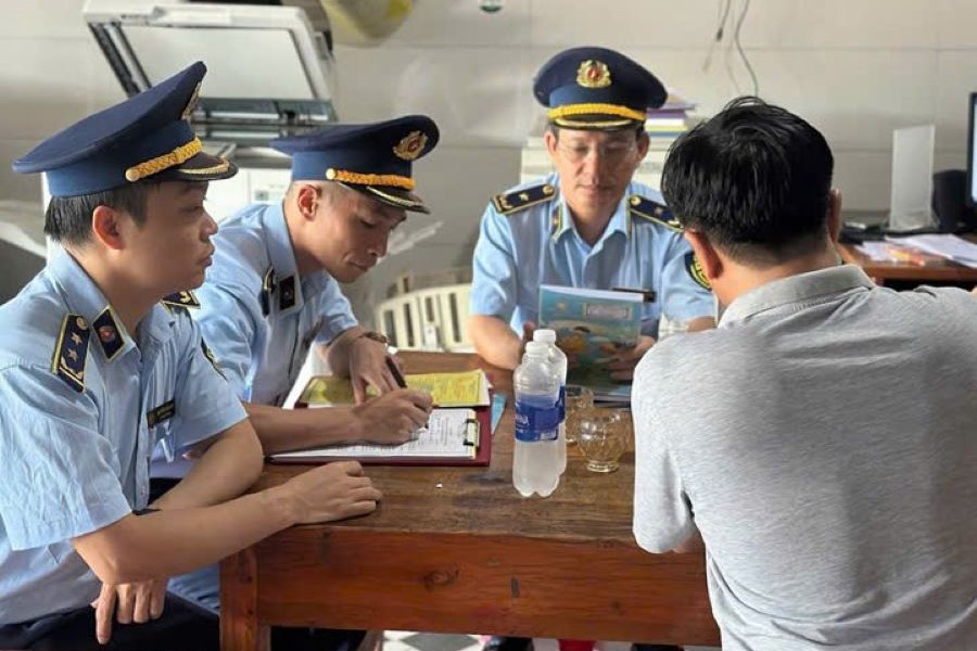 Lực lượng QLTT tổ chức ký cam kết cho các cơ sở kinh doanh sách và thiết bị trường học.