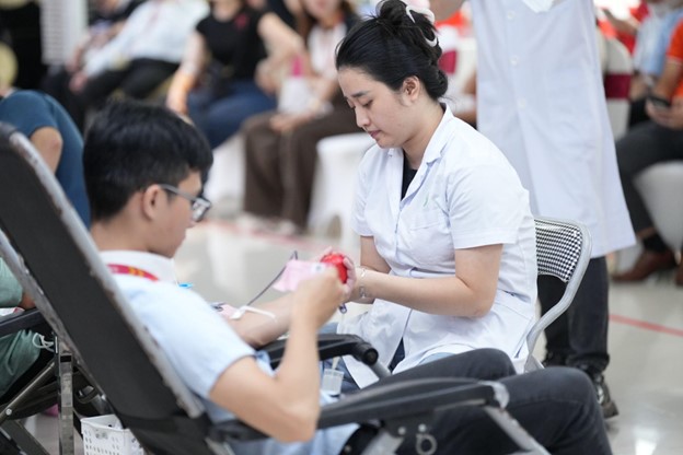 Đội ngũ bác sĩ, nhân viên y tế bệnh viện Việt Đức đồng hành cùng Giọt thương 2025 để đảm bảo an toàn và hiệu quả cho từng đơn vị máu. Đội ngũ bác sĩ, nhân viên y tế bệnh viện Việt Đức đồng hành cùng Giọt thương 2025 để đảm bảo an toàn và hiệu quả cho từng đơn vị máu.