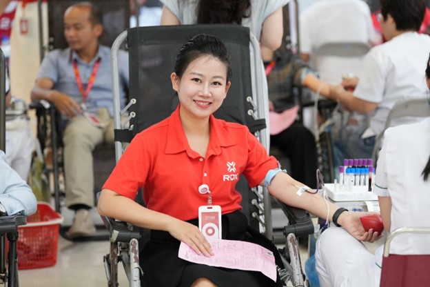 Một cánh tay được đưa ra là rất nhiều yêu thương và hi vọng được gửi trao. Một cánh tay được đưa ra là rất nhiều yêu thương và hi vọng được gửi trao.