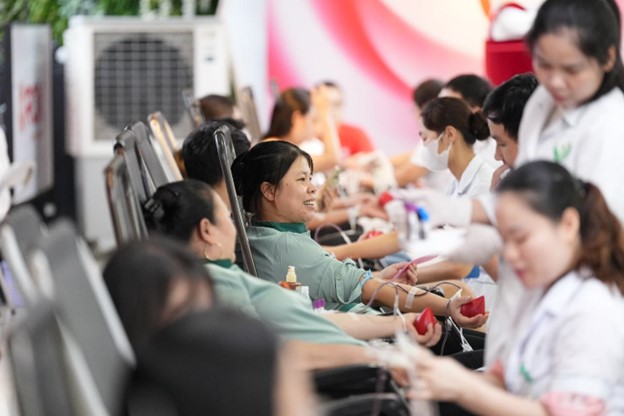 Nụ cười rạng rỡ trên môi người hiến máu, lan tỏa niềm vui và tinh thần sẻ chia. Nụ cười rạng rỡ trên môi người hiến máu, lan tỏa niềm vui và tinh thần sẻ chia.