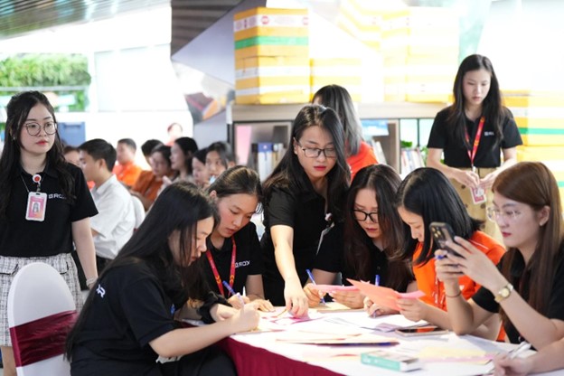 Sự nhiệt tình của các tình nguyện viên đã góp phần lan tỏa năng lượng tích cực và góp sức vào thành công của Giọt thương 2025. Sự nhiệt tình của các tình nguyện viên đã góp phần lan tỏa năng lượng tích cực và góp sức vào thành công của Giọt thương 2025.