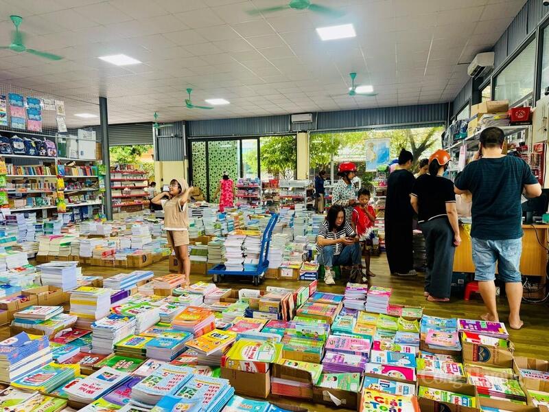 Chuẩn bị đầu năm học mới, thị trường sách giáo khoa, thiết bị trường học lại 