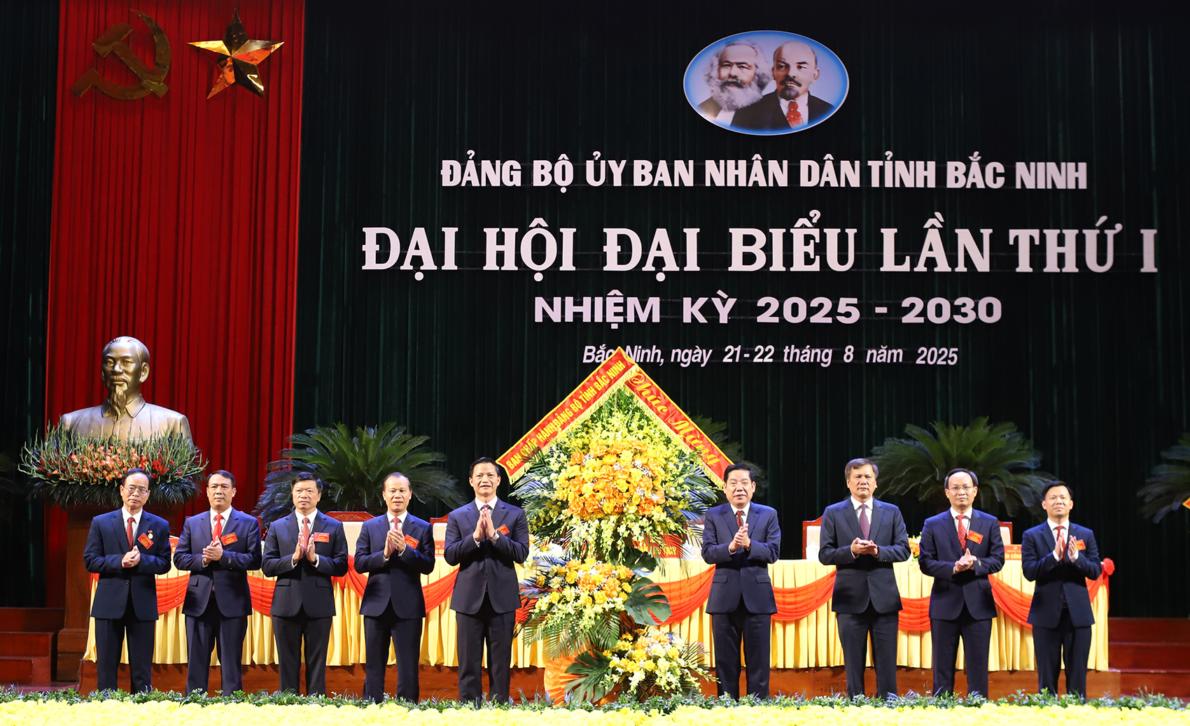 Đồng chí Nguyễn Văn Gấu, Ủy viên Trung ương Đảng, Bí thư Tỉnh ủy tặng hoa chúc mừng Đại hội.