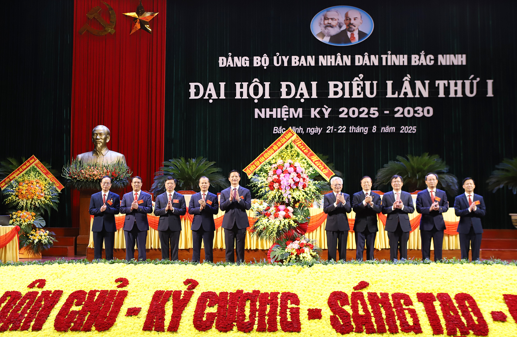 Đồng chí Tạ Ngọc Tấn, Phó Chủ tịch Thường trực Hội đồng lý luận Trung ương (thứ 5 từ phải sang) tặng hoa chúc mừng Đại hội.