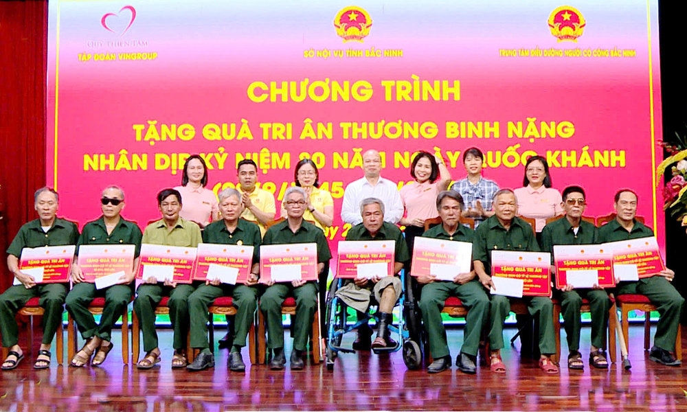 Bắc Ninh: Tặng quà tri ân Mẹ Việt Nam Anh hùng và thương binh nặng