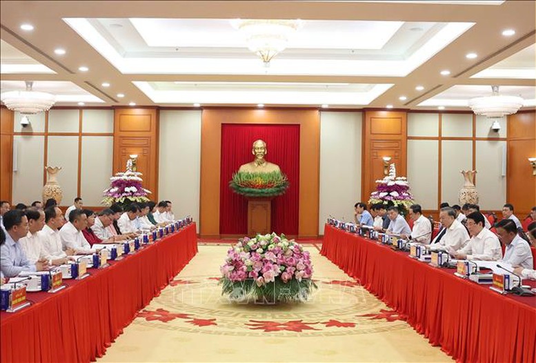 Tổng Bí thư chủ trì cuộc làm việc của Bộ Chính trị với Ban Thường vụ Thành ủy Hà Nội - Ảnh: TTXVN