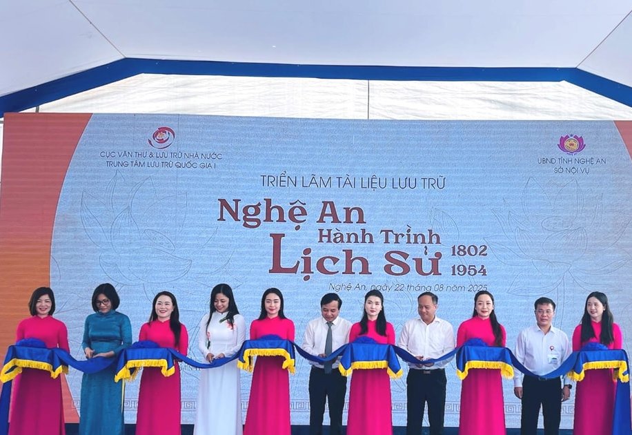 Triển lãm tài liệu lưu trữ tái hiện hành trình lịch sử Nghệ An giai đoạn 1802 - 1954