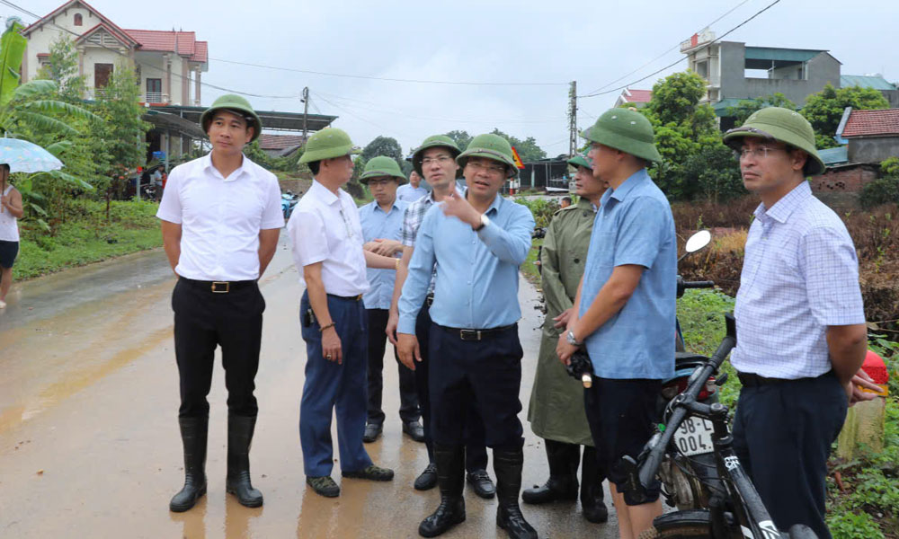 Đồng chí Phan Thế Tuấn, Phó Chủ tịch UBND tỉnh kiểm tra công tác ứng phó với mưa lũ tại xã Tuấn Đạo.