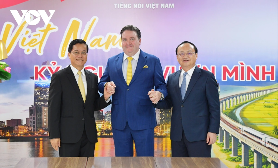 Tổng Giám đốc Đài Tiếng nói Việt Nam Đỗ Tiến Sỹ chụp ảnh lưu niệm cùng Đại sứ Marc Knapper và Đại sứ Hà Kim Ngọc