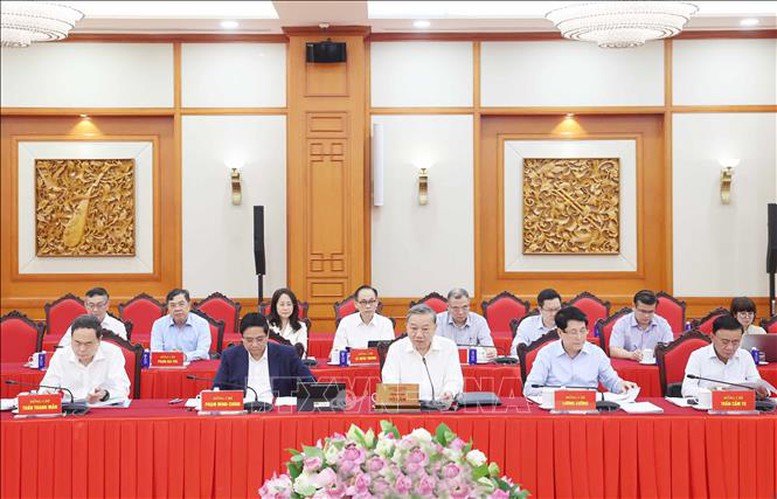 Bộ Chính trị cho ý kiến về công tác chuẩn bị Đại hội Đảng bộ TP. Hà Nội và Đảng bộ TP. Hồ Chí Minh