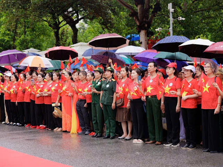 Những cơn mưa rào không thể át tiếng hát của những người cao tuổi - Ảnh: VGP