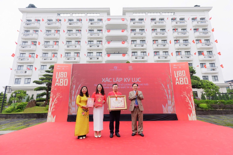 Đại diện Phức hợp nghỉ dưỡng - Dưỡng lão Phương Đông Asahi đón nhận xác lập kỷ lục sự kiện hát Quốc ca có số lượng cao tuổi tham gia đông nhất tại Việt Nam - Ảnh: VGP