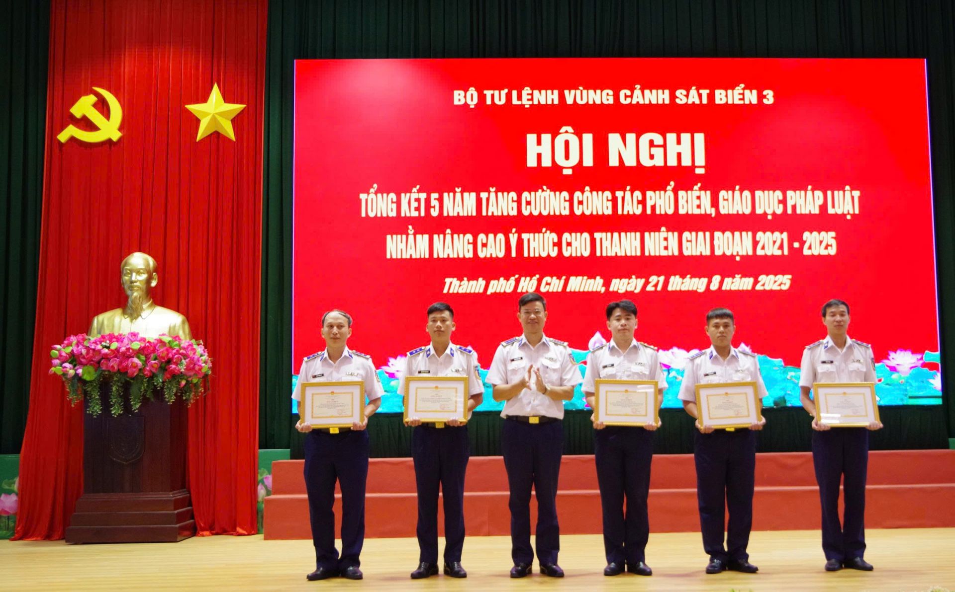 Thủ trưởng Bộ Tư lệnh Vùng Cảnh sát biển 3 đã trao Giấy khen cho tập thể, cá nhân có thành tích xuất sắc