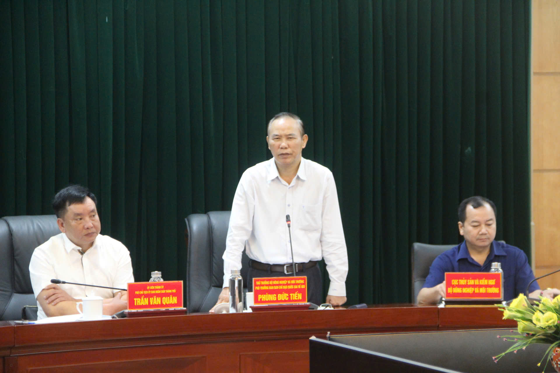 Thứ trưởng Bộ Nông nghiệp và Môi trường Phùng Đức Tiến, Phó Trưởng ban Chỉ đạo Quốc gia Chống khai thác IUU phát biểu tại cuộc làm việc. Thứ trưởng Bộ Nông nghiệp và Môi trường Phùng Đức Tiến, Phó Trưởng ban Chỉ đạo Quốc gia Chống khai thác IUU phát biểu tại cuộc làm việc.