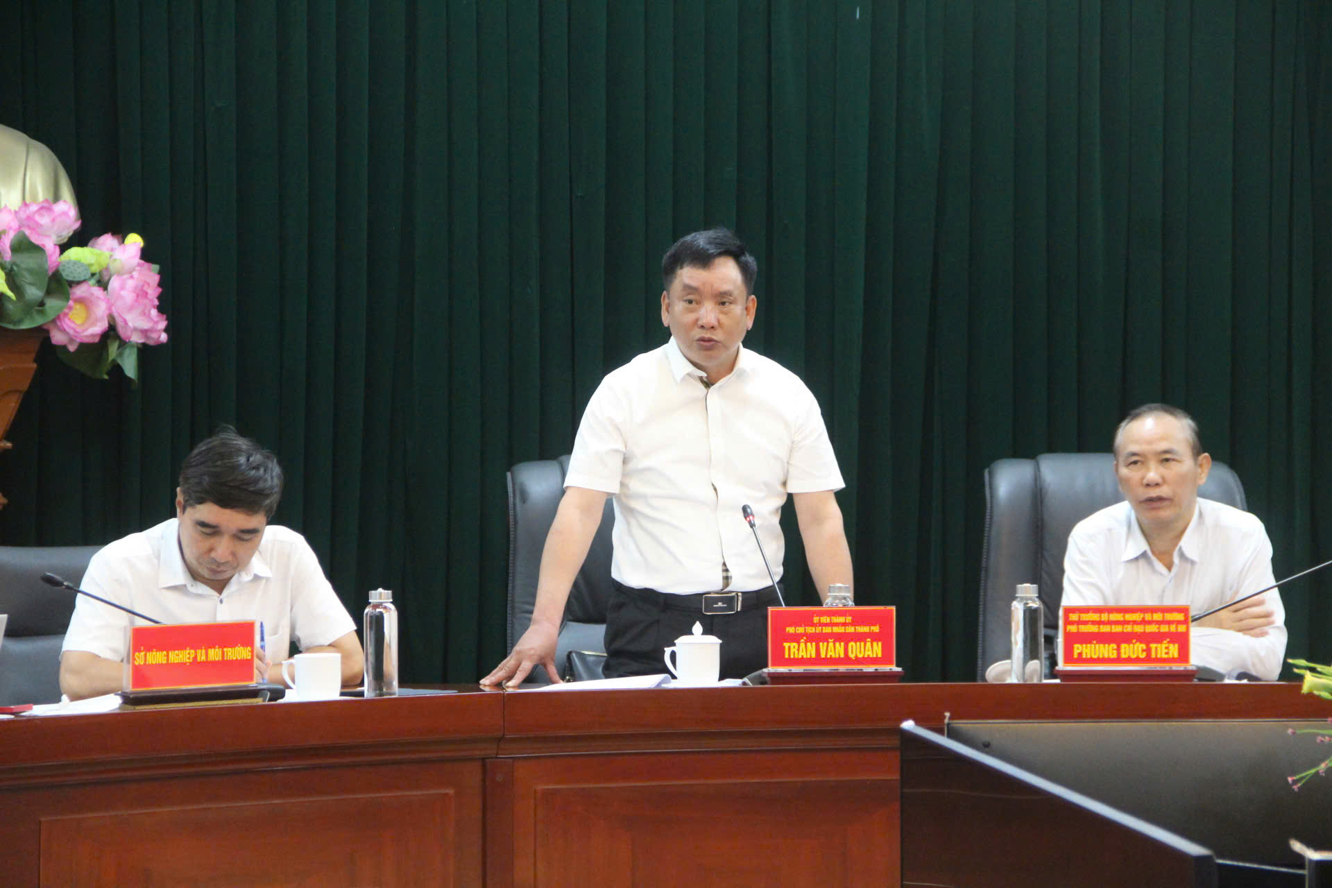 Phó Chủ tịch UBND thành phố Trần Văn Quân tiếp thu ý kiến của Đoàn công tác. Phó Chủ tịch UBND thành phố Trần Văn Quân tiếp thu ý kiến của Đoàn công tác.