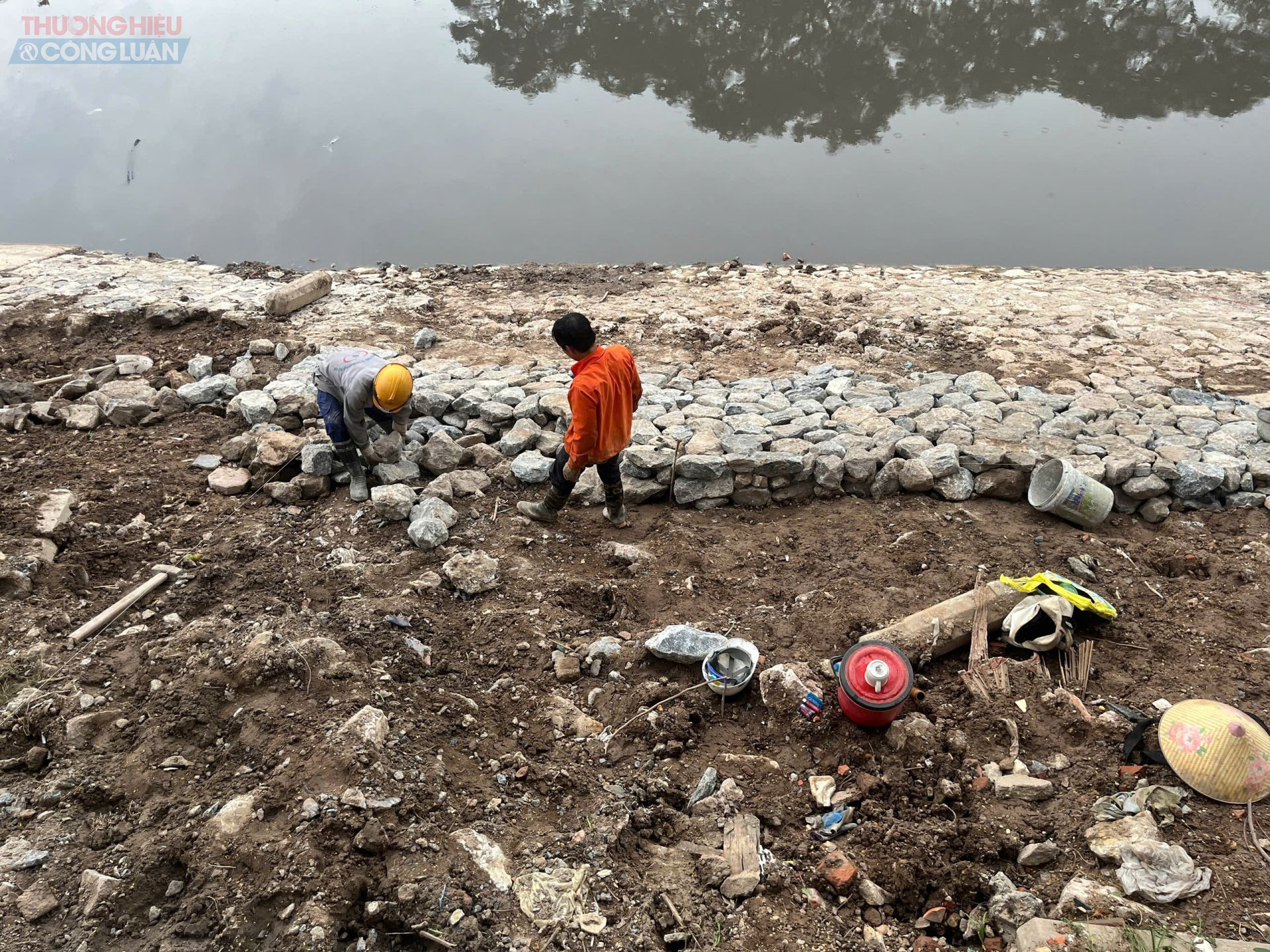 Theo ghi nhận của phóng viên, nhiều mũi thi công miệt mài làm việc dọc hai bờ sông để sửa chữa, nâng cấp hệ thống bờ kè, lan can, hố ga thu gom nước thải.