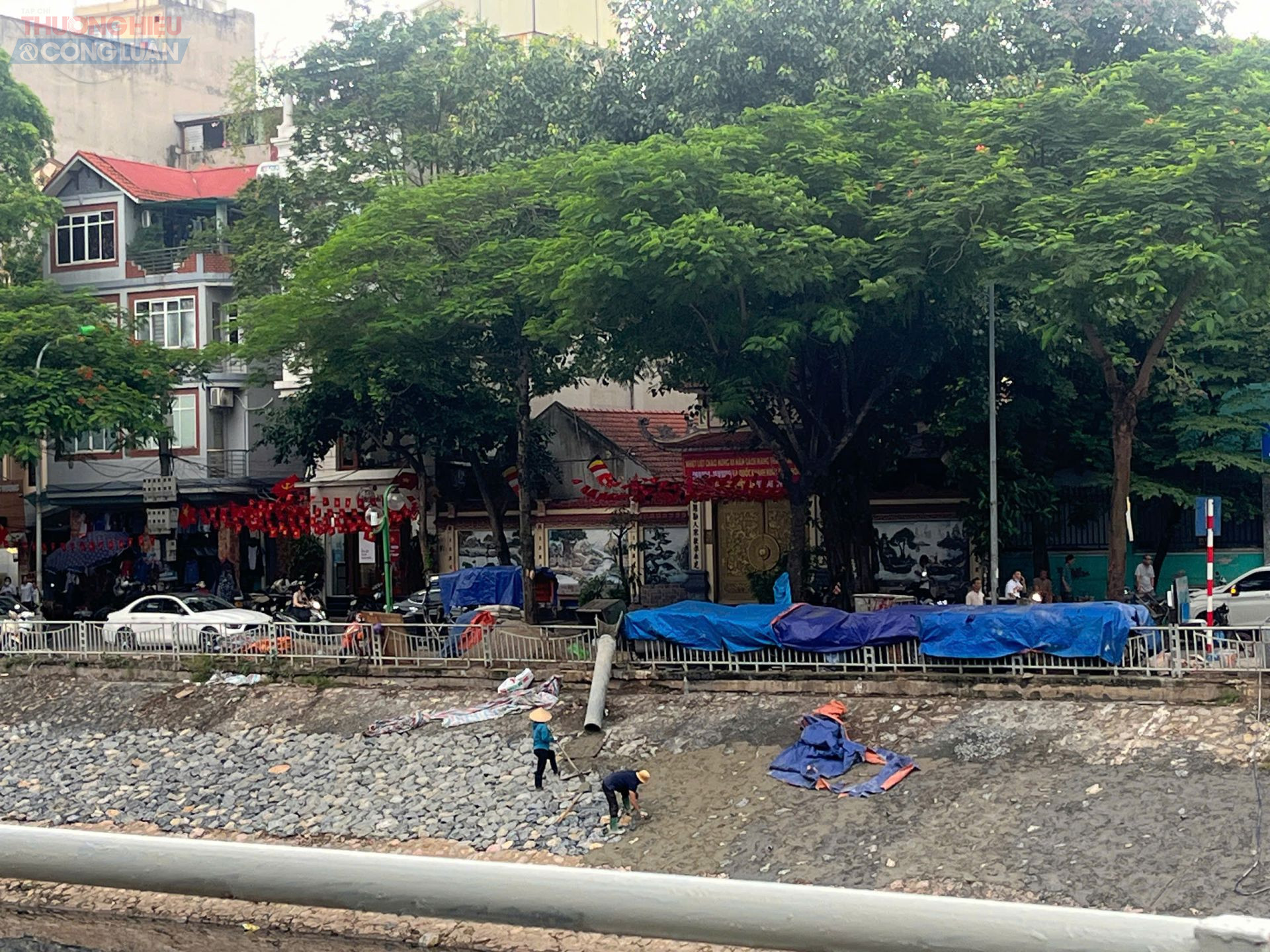 Hai bên bờ sông hiện đang được sửa chữa và cải tạo nhằm chỉnh trang cảnh quan, củng cố hệ thống kè, góp phần nâng cao hiệu quả chống sạt lở và tạo diện mạo đô thị khang trang hơn.