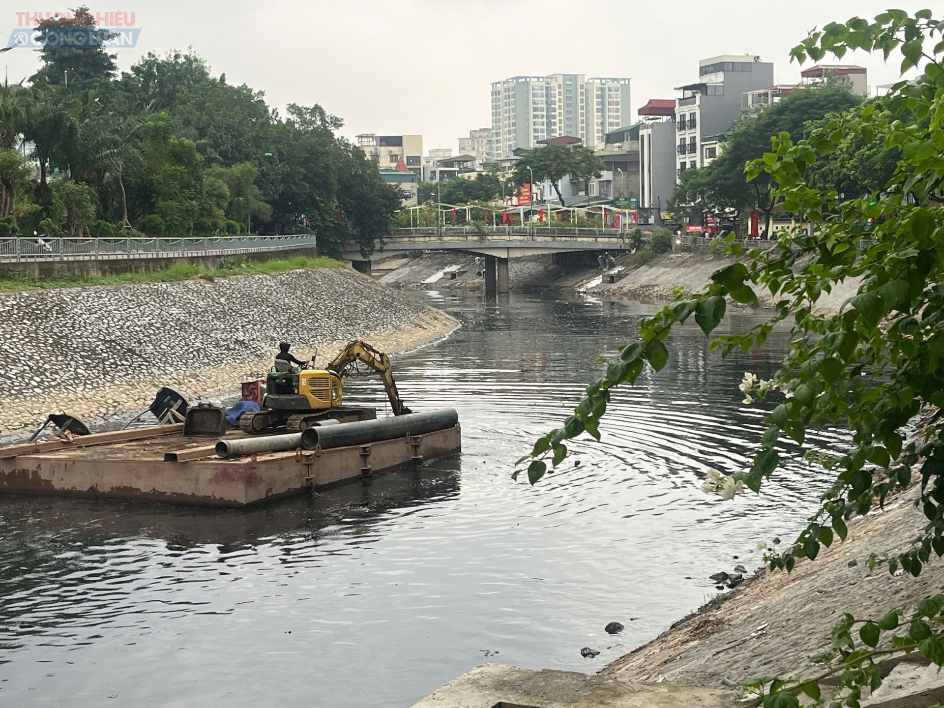 Trước hạn chót 2/9, dòng sông "chết" giữa Thủ đô vẫn ngổn ngang